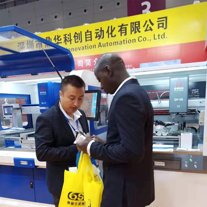 Y cwsmer o Ffrainc yn gofyn am orsaf rewrok BGA The French customer asking a BGA rewrok station